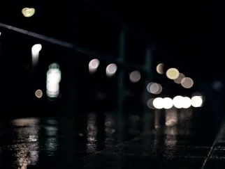 Ein verschwommenes Bild einer Straße bei Nacht